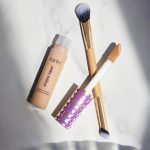 ⁦tarte shape tape concealer & brush - 20B light - full size⁩ - الصورة ⁦7⁩