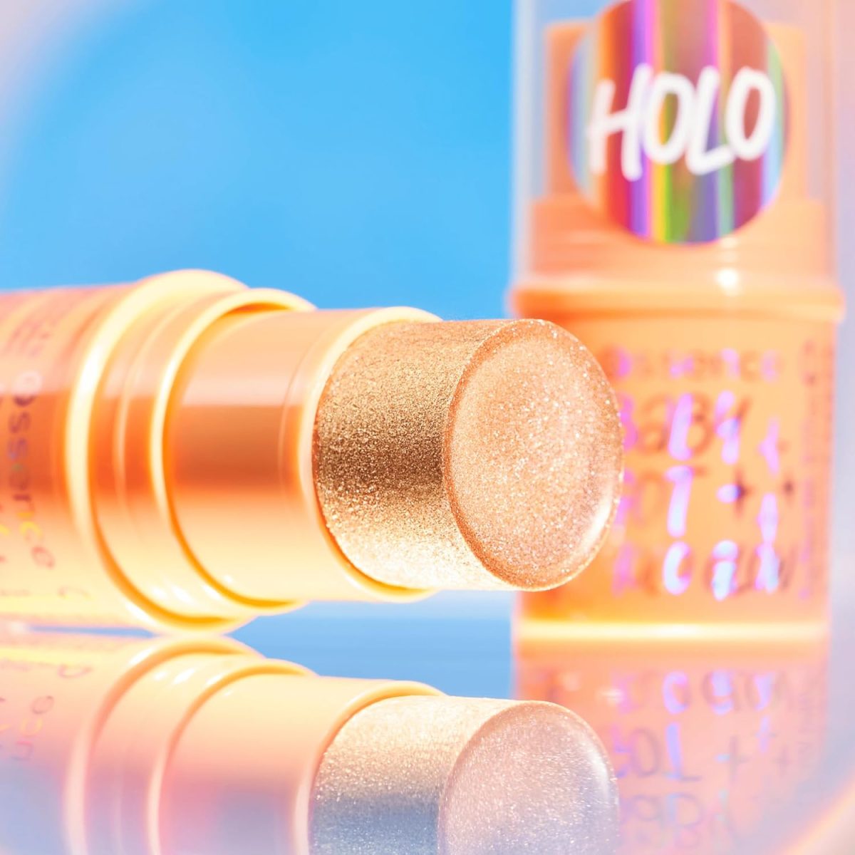 ⁦essence Baby GOT HOLO Glow Highlighter Stick, No. 10, Multicoloured, Instant Result, Radiant, Shimmering, Holographic, Vegan, Oil-Free, Paraben-Free, No Microplastic Particles, Pack of 1 (5 g)⁩ - الصورة ⁦7⁩