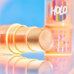 ⁦essence Baby GOT HOLO Glow Highlighter Stick, No. 10, Multicoloured, Instant Result, Radiant, Shimmering, Holographic, Vegan, Oil-Free, Paraben-Free, No Microplastic Particles, Pack of 1 (5 g)⁩ - الصورة ⁦7⁩