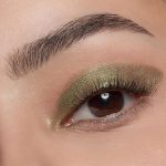 ⁦essence blend & line eyeshadow stick, eye shadow no. 03, green, long-lasting, highly pigmented, with oils, metallic, vegan, no microplastic particles, nanoparticles free, without perfume, 1.8 g⁩ - الصورة ⁦7⁩