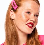 ⁦essence Baby GOT HOLO Glow Highlighter Stick, No. 10, Multicoloured, Instant Result, Radiant, Shimmering, Holographic, Vegan, Oil-Free, Paraben-Free, No Microplastic Particles, Pack of 1 (5 g)⁩ - الصورة ⁦4⁩
