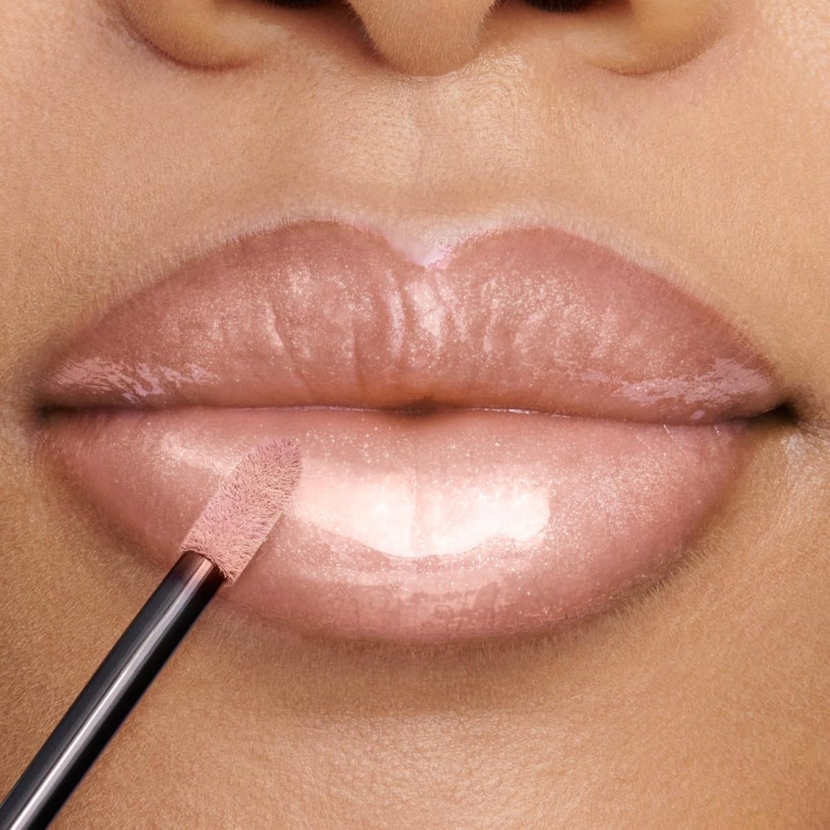 ⁦Bourjois Gloss Fabuleux Lip Gloss - 02 - Golden Girl, 2.4g⁩ - الصورة ⁦4⁩