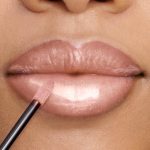 ⁦Bourjois Gloss Fabuleux Lip Gloss - 02 - Golden Girl, 2.4g⁩ - الصورة ⁦4⁩