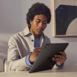 ⁦Apple iPad Pro 13-inch (M4): Ultra Retina XDR display, 256GB, Landscape 12MP Front Camera/12MP Back Camera, LiDAR scanner, Wi-Fi 6E, Face ID, All-Day Battery Life, Standard glass - Space Black⁩ - الصورة ⁦4⁩