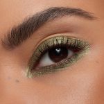 ⁦essence blend & line eyeshadow stick, eye shadow no. 03, green, long-lasting, highly pigmented, with oils, metallic, vegan, no microplastic particles, nanoparticles free, without perfume, 1.8 g⁩ - الصورة ⁦8⁩