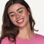 essence blend & line eyeshadow stick, eye shadow no. 03, green, long-lasting, highly pigmented, with oils, metallic, vegan, no microplastic particles, nanoparticles free, without perfume, 1.8 g - الصورة 3