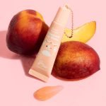 ⁦TONYMOLY x Squishmallows Howland Keychain Lip Gloss – Sheer Peach Tint, Hydrating & High-Shine Lip Balm with Peach Extract & Jojoba Oil, 11ml⁩ - الصورة ⁦7⁩