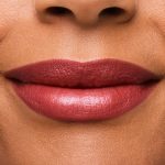 ⁦Estée Lauder Pure Color Hi-Lustre Lipstick 3.5g 420 - Rebellious Rose⁩ - الصورة ⁦3⁩