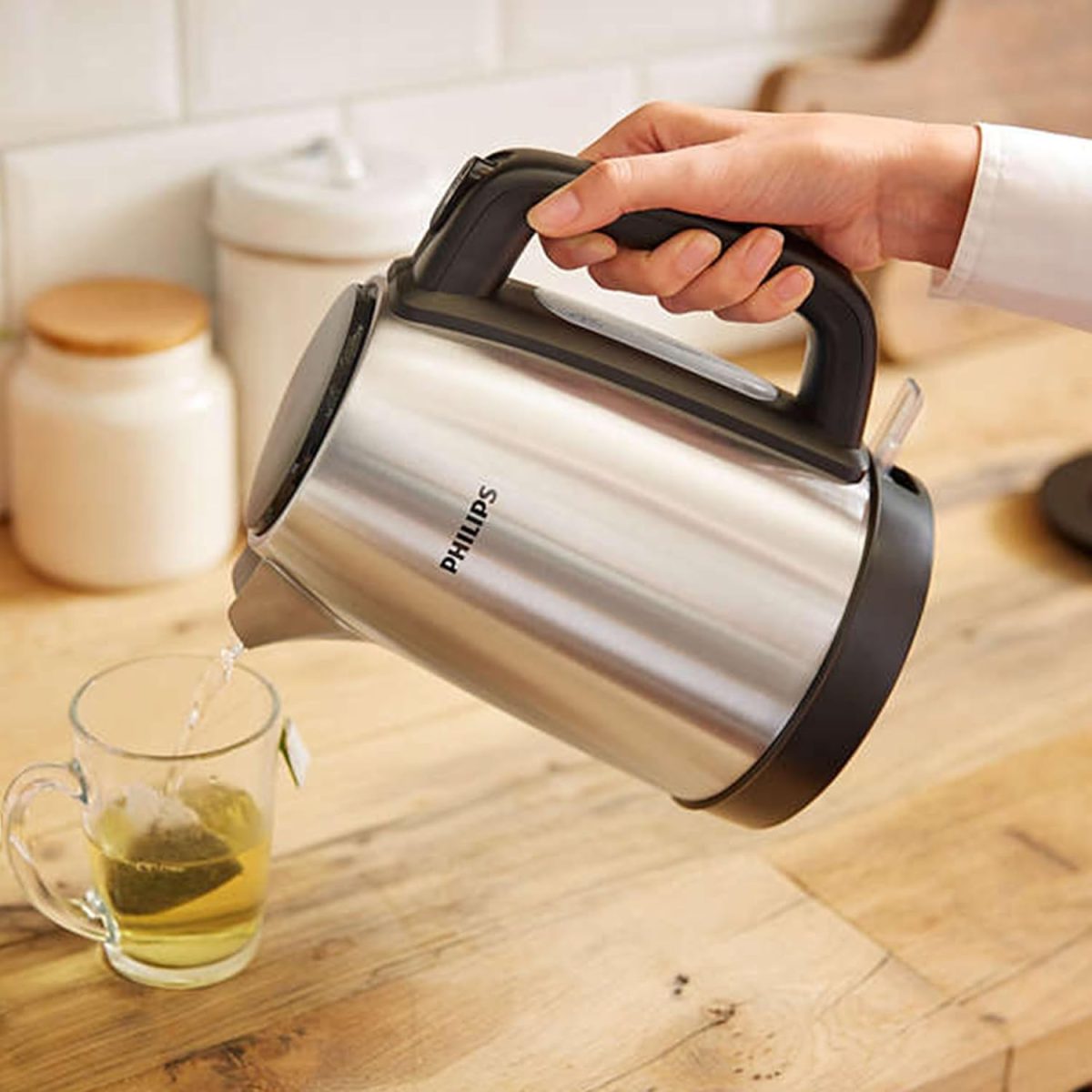 ⁦Philips 2200W Daily Collection Metal Kettle Silver And Black Hd9350/92 Stainless Steel And Black⁩ - الصورة ⁦4⁩