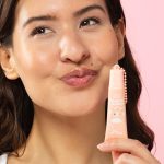 ⁦TONYMOLY x Squishmallows Howland Keychain Lip Gloss – Sheer Peach Tint, Hydrating & High-Shine Lip Balm with Peach Extract & Jojoba Oil, 11ml⁩ - الصورة ⁦3⁩