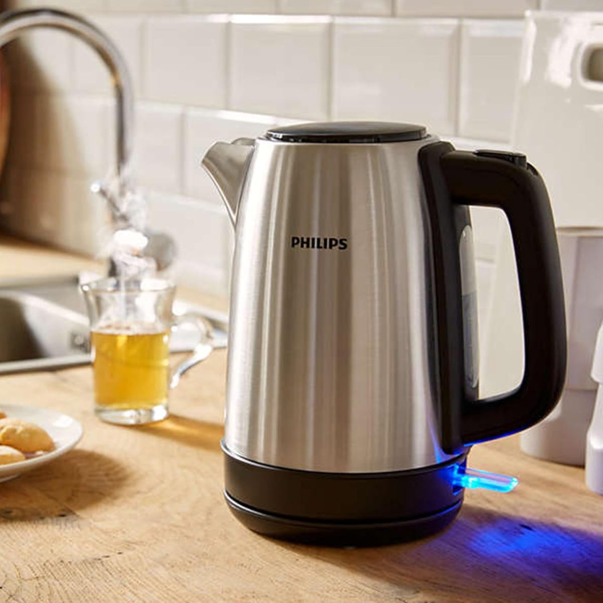 ⁦Philips 2200W Daily Collection Metal Kettle Silver And Black Hd9350/92 Stainless Steel And Black⁩ - الصورة ⁦3⁩