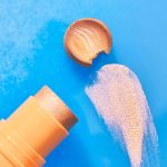 ⁦essence Baby GOT HOLO Glow Highlighter Stick, No. 10, Multicoloured, Instant Result, Radiant, Shimmering, Holographic, Vegan, Oil-Free, Paraben-Free, No Microplastic Particles, Pack of 1 (5 g)⁩ - الصورة ⁦6⁩