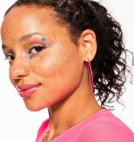 ⁦essence Baby GOT HOLO Glow Highlighter Stick, No. 10, Multicoloured, Instant Result, Radiant, Shimmering, Holographic, Vegan, Oil-Free, Paraben-Free, No Microplastic Particles, Pack of 1 (5 g)⁩ - الصورة ⁦5⁩