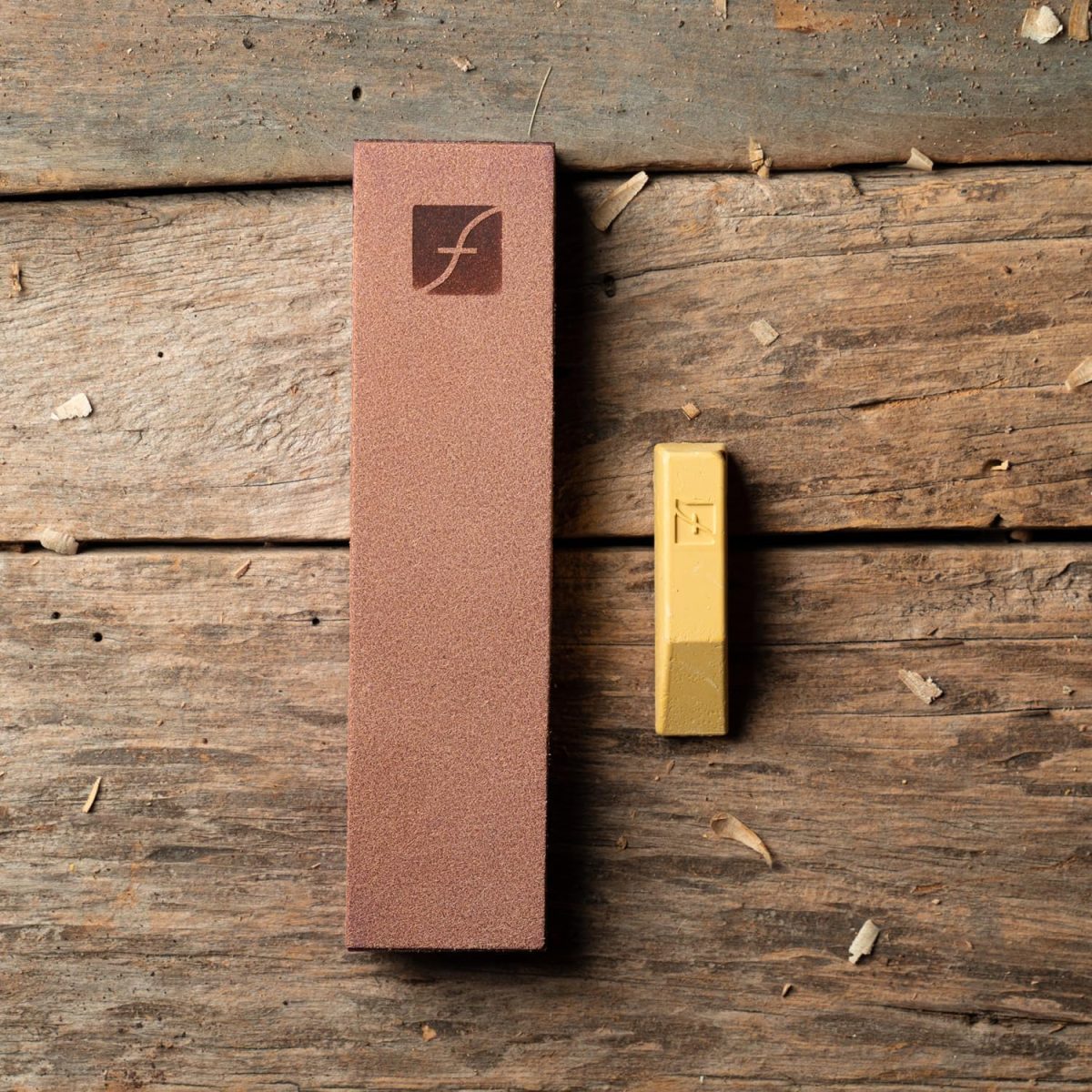 ⁦Flexcut PW14 Knife Strop, with 1 Ounce Bar of Flexcut Gold Polishing Compound, 8 X 2 Inch Leather Surface⁩ - الصورة ⁦3⁩