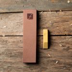 ⁦Flexcut PW14 Knife Strop, with 1 Ounce Bar of Flexcut Gold Polishing Compound, 8 X 2 Inch Leather Surface⁩ - الصورة ⁦3⁩