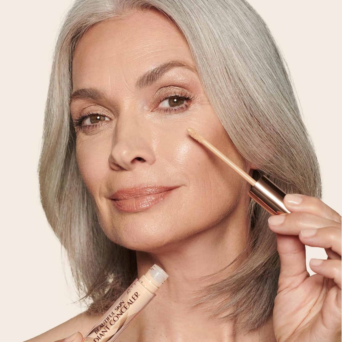 ⁦CHARLOTTE TILBURY Beatiful Skin Radiant Concealer | 7.2g | 6 Medium⁩ - الصورة ⁦4⁩