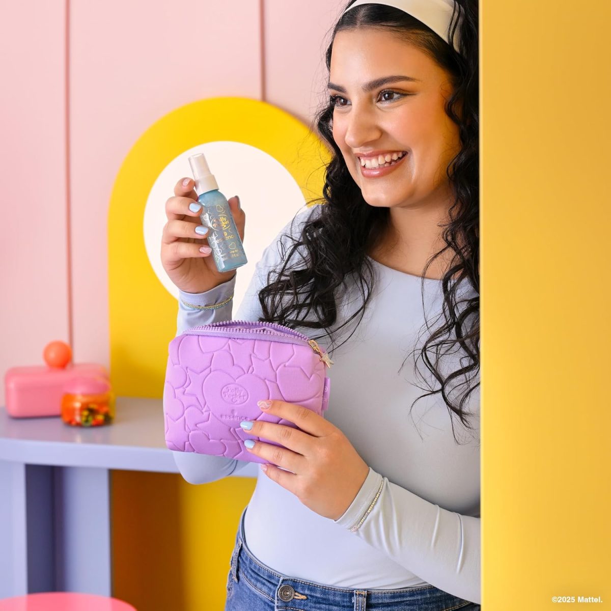 ⁦essence Polly Pocket Hydro Fixing Spray, No. 01, Transparent, Moisturising, Fixing, Radiant Fresh, Vegan, Oil-Free, Paraben-Free, No Microplastic Particles, Pack of 1 (50 ml)⁩ - الصورة ⁦3⁩