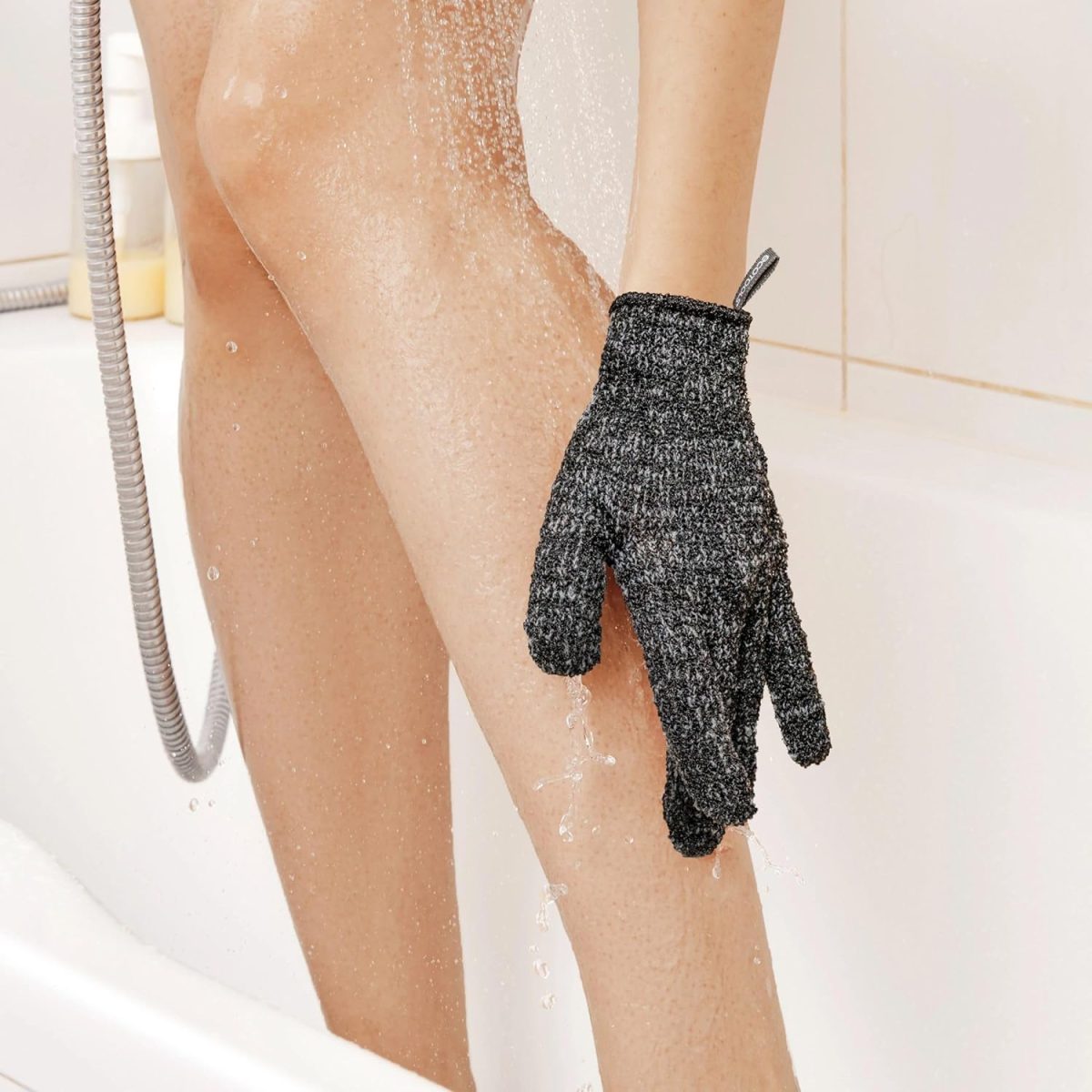 ⁦EcoTools Charcoal Infused Bath & Shower Gloves, Cleansing For Whole Body, Self-Tan Prep & Removal, Exfoliating, Detoxifying & Purifying, Recycled Netting, Eco-Friendly, Vegan, 1 Pair, 2 Gloves Total⁩ - الصورة ⁦5⁩