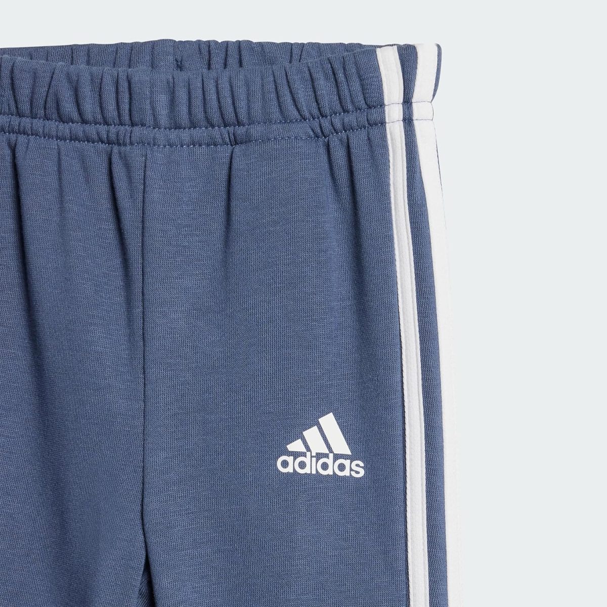 ⁦adidas Unisex Kids Essentials 3-Stripes Jogger Set Kids Suits⁩ - الصورة ⁦2⁩