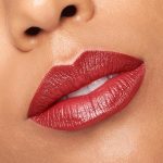 ⁦احمر شفاه من لوريال باريس للحصول على لمسة نهائية حريرية وترطيب لمدة 12 ساعة، مكونات مغذية 75% كولور ريتش ساتان نود 1980 لامبر 4 غرام⁩ - الصورة ⁦5⁩