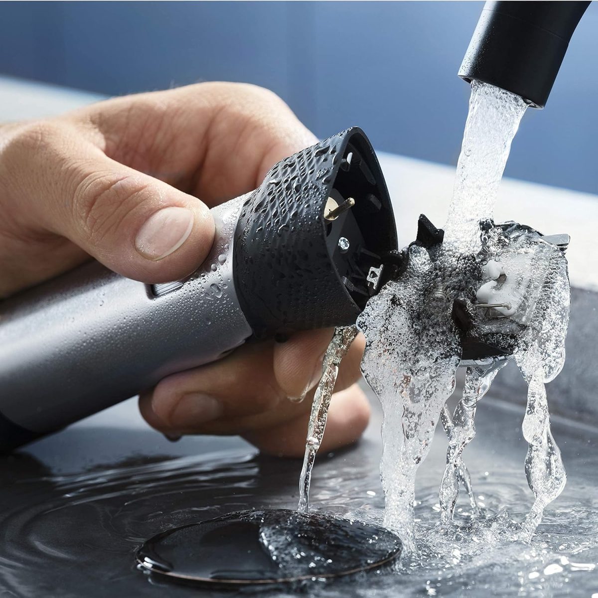 ⁦Philips Series 9000 beard trimmer with SteelPrecision technology including beard comb attachment and travel case (model BT9810/15)⁩ - الصورة ⁦8⁩