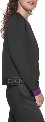 ⁦سويتر رياضي قصير للنساء مصمم بحاشية على شكل حزام خصر مزين بشعار العلامة التجارية دي كيه ان واي بلون مختلف⁩ - الصورة ⁦3⁩