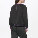 ⁦سويتر رياضي قصير للنساء مصمم بحاشية على شكل حزام خصر مزين بشعار العلامة التجارية دي كيه ان واي بلون مختلف⁩ - الصورة ⁦4⁩