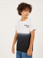 ⁦Styli Boys Ombre Print Round Neck Regular Fit T-Shirt⁩ - الصورة ⁦2⁩