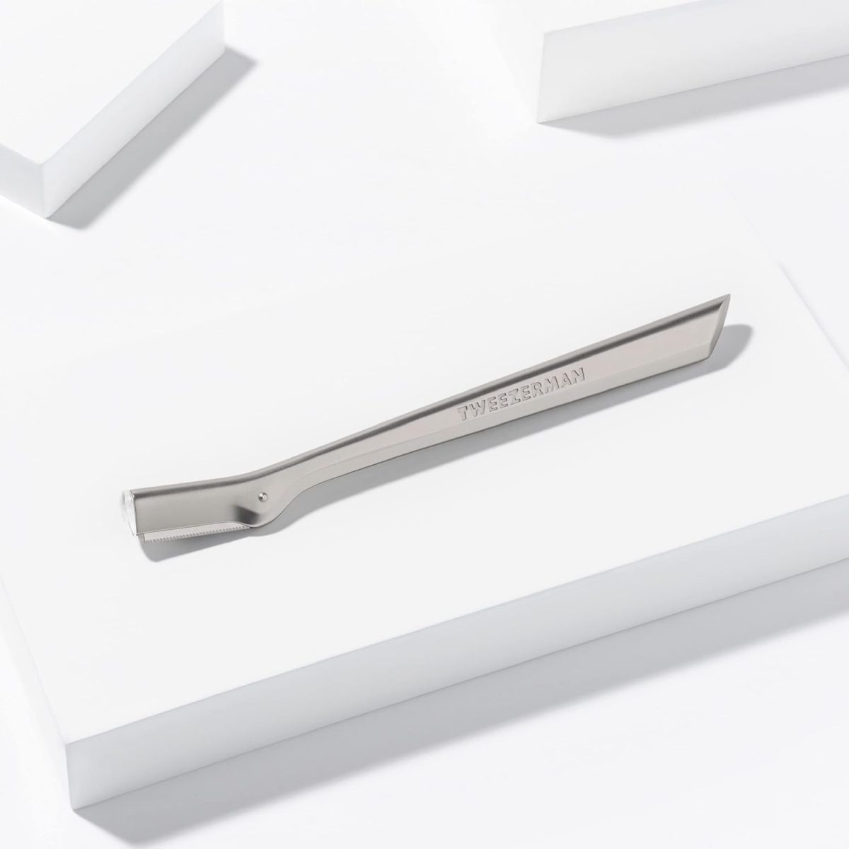 ⁦Tweezerman Eyebrow Razor with 3 Replacement Blades and Safety Cap⁩ - الصورة ⁦4⁩