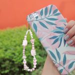 ⁦سوار سلسلة للهاتف المحمول بتصميم راس قطة ونجمة وزهرة وقلب مطرز بالخرز، حزام معصم بلون زهري مضاد للفقدان، سلسلة مفاتيح للنساء والفتيات⁩ - الصورة ⁦3⁩