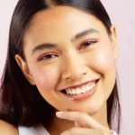 ⁦Makeup Revolution- Mousse Blusher- Squeeze Me Soft Pink |soft-focus effect | Non-sticky, Cream-to-powder finish |Delivering buildable colour for a tailored flush |Blendable and buildable shades |6 gm⁩ - الصورة ⁦3⁩