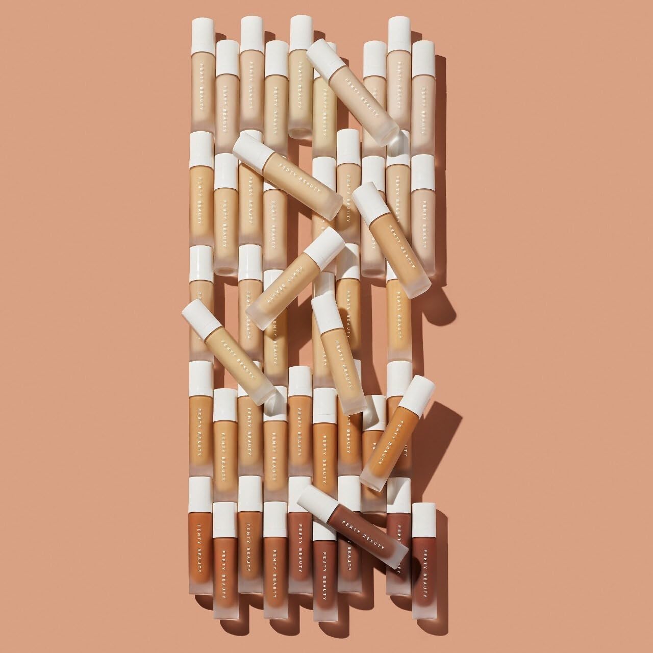 61WUhEebTzL._AC_SL1280_.jpg فينتي بيوتي كريم اساس سائل ناعم مات يدوم طويلا من برو فيلتر، مقاس قياسي 385 للبشرة السمراء الى العميقة مع درجات تحتية محايدة - الصورة 7