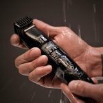 ⁦Wahl Manscaper Lithium Groin and Body Trimmer, Fully Waterproof, Wet/Dry Use, Smart Trim Technology LED, Safe-Touch Ballpoint Blades, Rechargeable, Black⁩ - الصورة ⁦2⁩