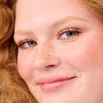 بينيفت ماسكارا بادجال بانج لتكثيف الرموش من كوزماتيكس - وايلد بلام - 0.30 اونصة/ 8.5 غرام - الصورة 4