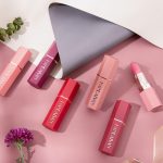 ⁦HANDAIYAN Matte Lipstick Moisturizing High Pigmented Waterproof Long Lasting Soft Velvet Lipstick for Women Girls (#4 Scarlet)⁩ - الصورة ⁦3⁩