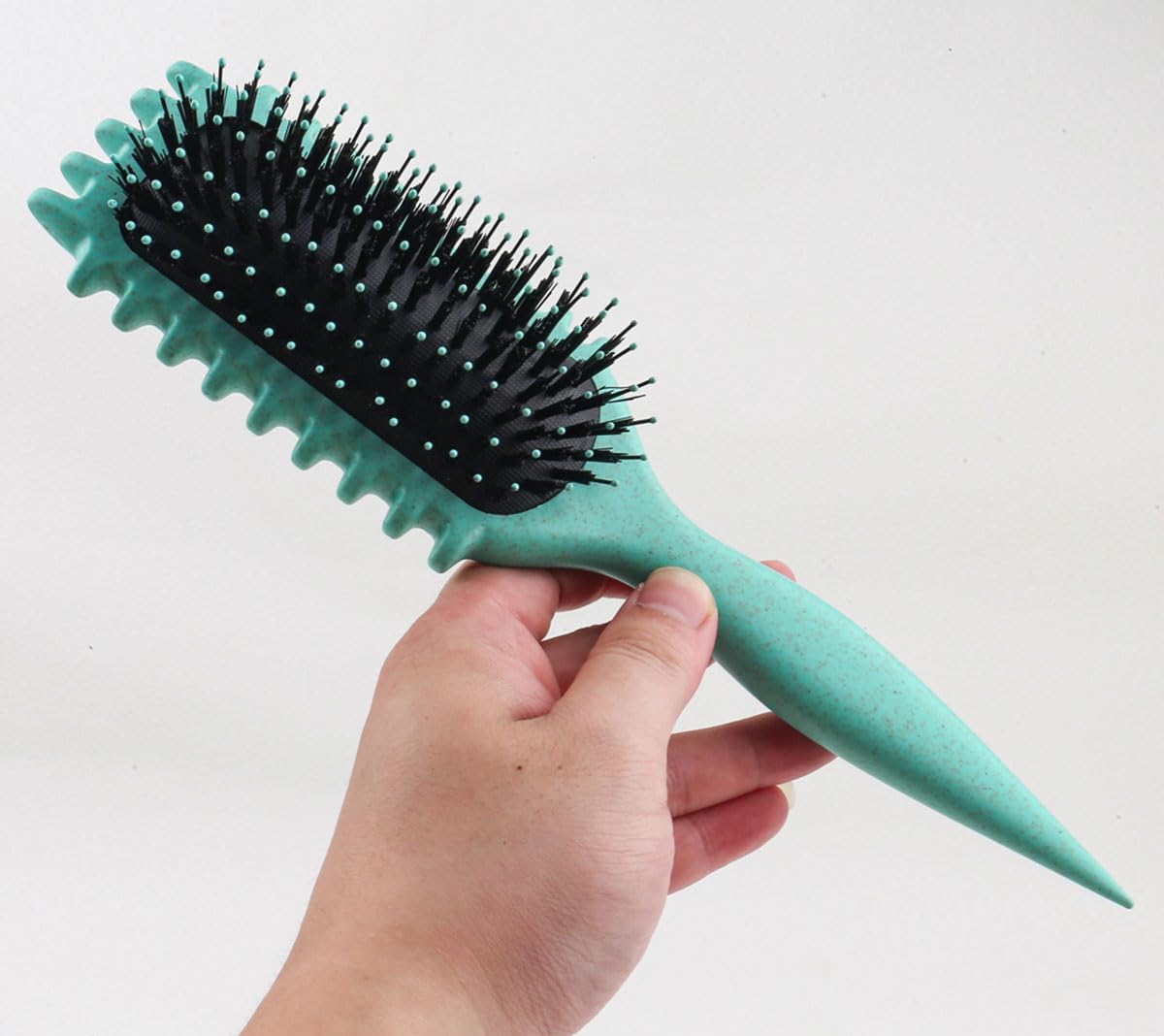 61wc8dk4SQL._AC_SL1200_.jpg فرشاة تصفيف الشعر باونس كيرل ديفاين لفك تشابك الشعر المجعد، للاستخدام الرطب والجاف، أداة أساسية لتشكيل وتجعيد الشعر من اي سي في في® (اللون: اسود) - الصورة 6