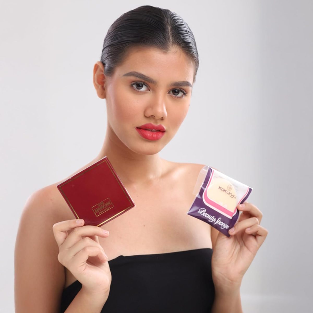 ⁦Kokuryu Super Summer Cake Face Powder with Beauty Sponge, 50g, Long-Lasting Smooth Coverage, for All Day Wear, Moisturizing Formula, Shade - Cherry Pink⁩ - الصورة ⁦4⁩