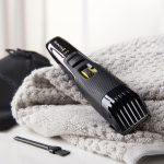⁦ريمينجتون ماكينة تشذيب اللحية B5 من ستايل سيريز (شفرات تيتانيوم ذاتية الشحذ، تصميم دقيق، عجلة تكبير قابلة للتعديل، 17 اعداد طول، مقبض مضاد للانزلاق، سلك او لاسلكي، وقت تشغيل 60 دقيقة) MB5000⁩ - الصورة ⁦2⁩