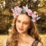 ⁦Boho Flower Headband for Women, Vintage Floral Hair Accessories, Wedding and Party Photo Props, Soft Fabric Elastic Headband, Elegant Retro Style Hairband for Girls and Ladies⁩ - الصورة ⁦2⁩