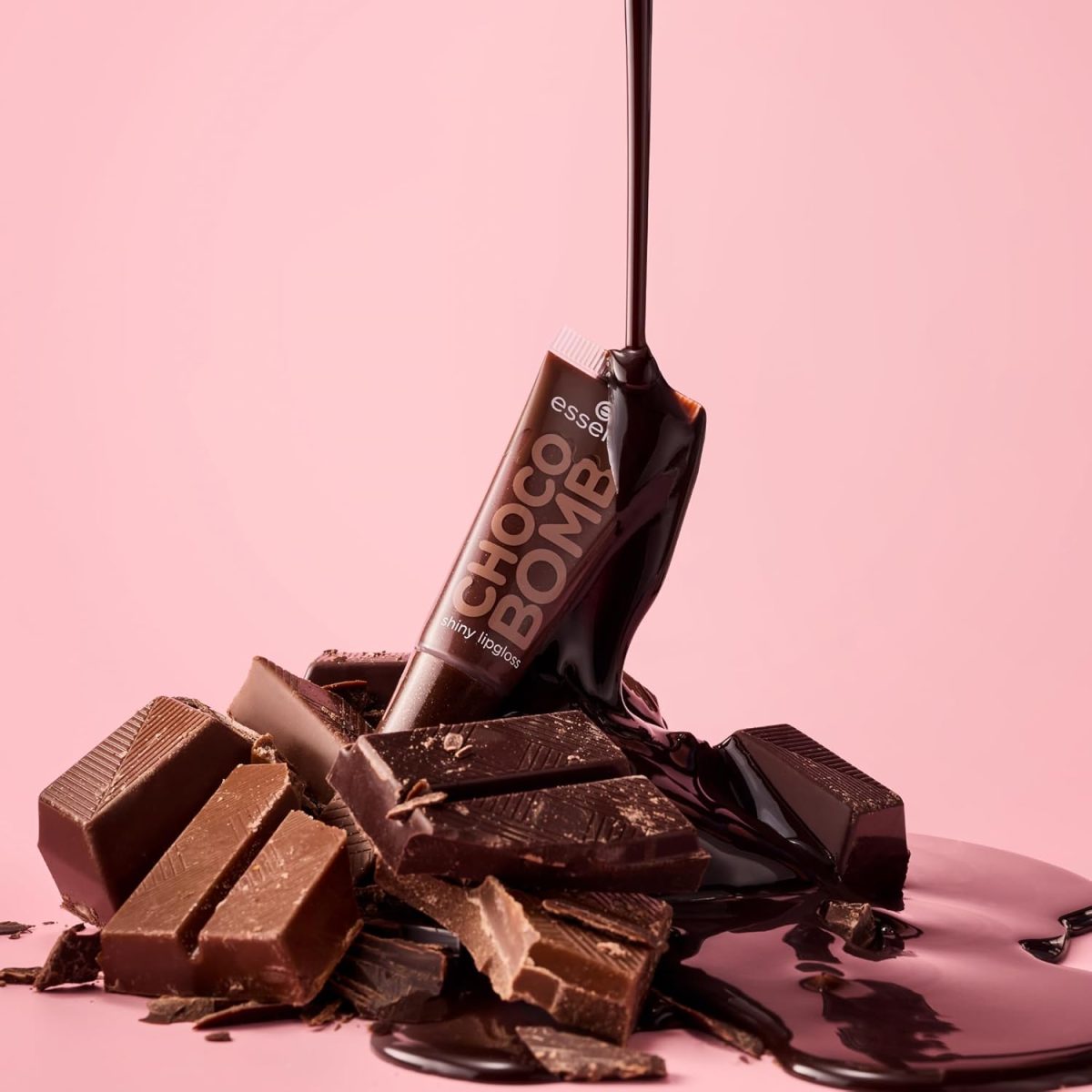⁦essence CHOCO BOMB Shiny Lip Gloss No. 01, Brown, Natural, Shiny, Radiant Fresh, Shimmering, Vegan, No Preservatives, No Parabens, No Microplastic Particles, Pack of 10 ml⁩ - الصورة ⁦8⁩