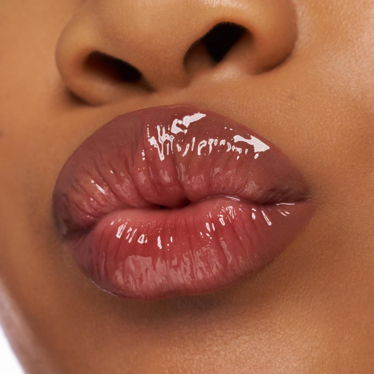 ⁦essence CHOCO BOMB Shiny Lip Gloss No. 01, Brown, Natural, Shiny, Radiant Fresh, Shimmering, Vegan, No Preservatives, No Parabens, No Microplastic Particles, Pack of 10 ml⁩ - الصورة ⁦4⁩