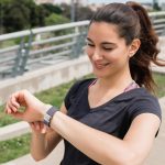 ⁦يو بيك سوار ساعة مضفر متوافق مع ساعة ابل الترا 2 49 ملم 46 ملم 45 ملم 44 ملم 42 ملم - سوار رياضي من النايلون المرن مع ابزيم باراشوت لسلسلة اي ووتش 10 9 8 7 6 5 4 3 2 1 SE الترا⁩ - الصورة ⁦5⁩