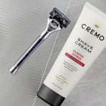 ⁦Cremo Original Shave Gift Set for Men, includes Impossibly-Slick 6 oz Shaving Cream, Chrome Barber Grade Razors for Men and four Razor Blades Refills⁩ - الصورة ⁦4⁩