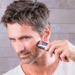 ⁦WAHL Lithium Ion Stainless Steel Trimmer | Worldwide Voltage | LED Battery Indicator and Accessories - Professional Grade Hair Grooming Kit | Beard Trimmer for Men (9818-727)⁩ - الصورة ⁦11⁩