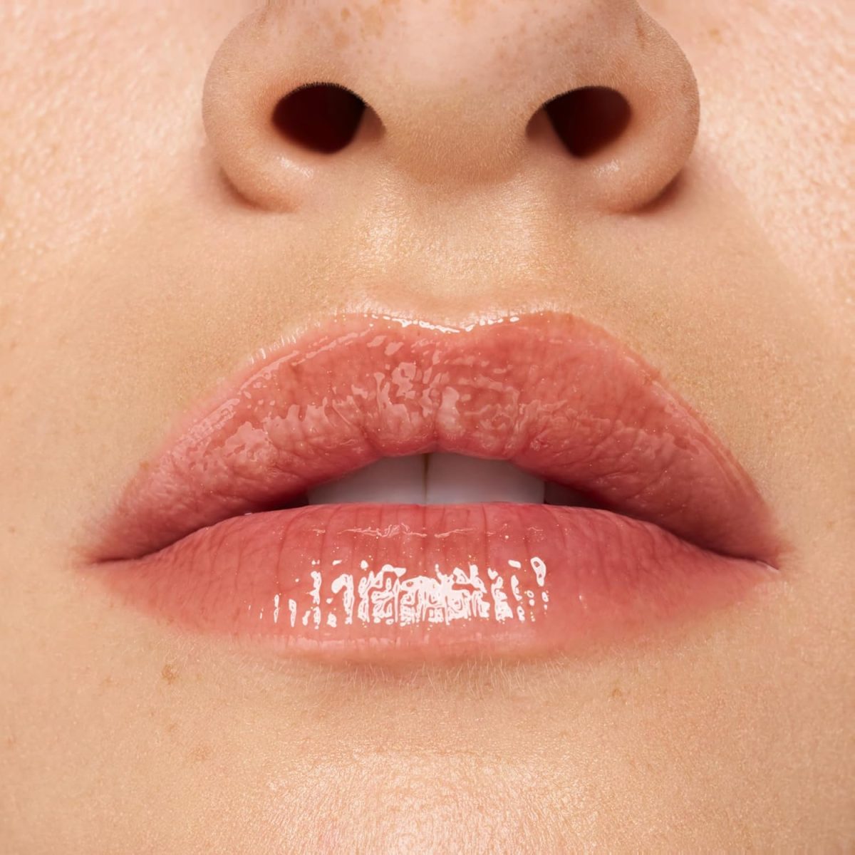 ⁦essence CHOCO BOMB Shiny Lip Gloss No. 01, Brown, Natural, Shiny, Radiant Fresh, Shimmering, Vegan, No Preservatives, No Parabens, No Microplastic Particles, Pack of 10 ml⁩ - الصورة ⁦3⁩