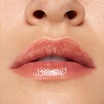 ⁦essence CHOCO BOMB Shiny Lip Gloss No. 01, Brown, Natural, Shiny, Radiant Fresh, Shimmering, Vegan, No Preservatives, No Parabens, No Microplastic Particles, Pack of 10 ml⁩ - الصورة ⁦3⁩