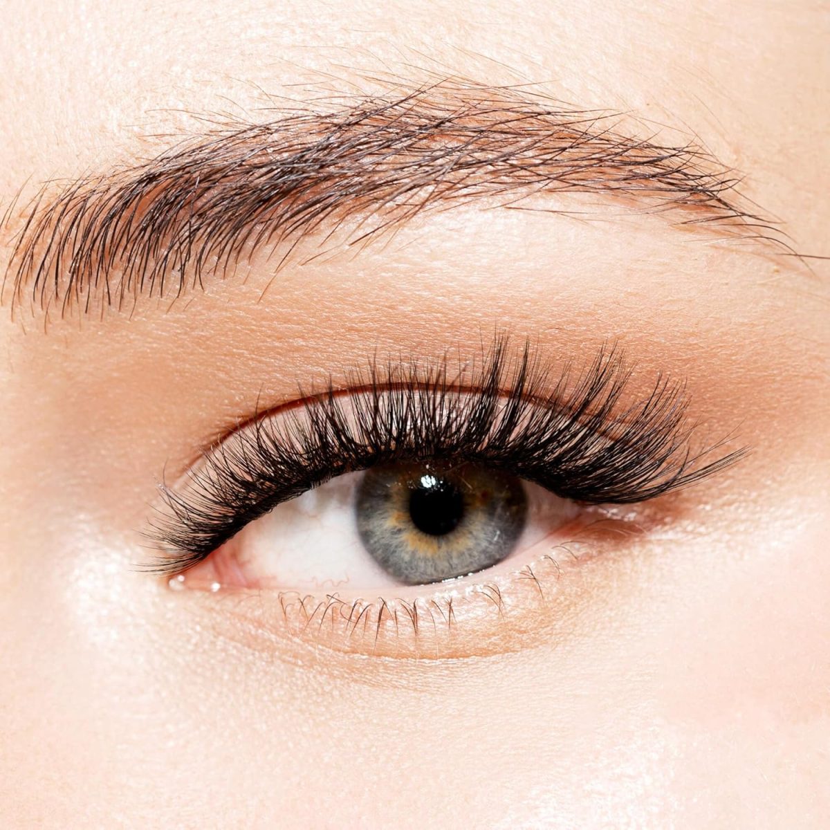 ⁦KISS Lash Couture Triple Push Up Collection Multipack, 3D Volume False Eyelashes, Triple Design Technology, Multi-Angles & Lengths, Cruelty-Free, Contact Lens Friendly, Reusable, Style Robe, 4 Pairs⁩ - الصورة ⁦9⁩