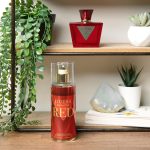 ⁦مجموعة سيدوكتيف ريد للنساء من جيس مكونة عطر او دو تواليت 75 مل دي 15 مرطب جسم 100 شنطة 2023⁩ - الصورة ⁦4⁩