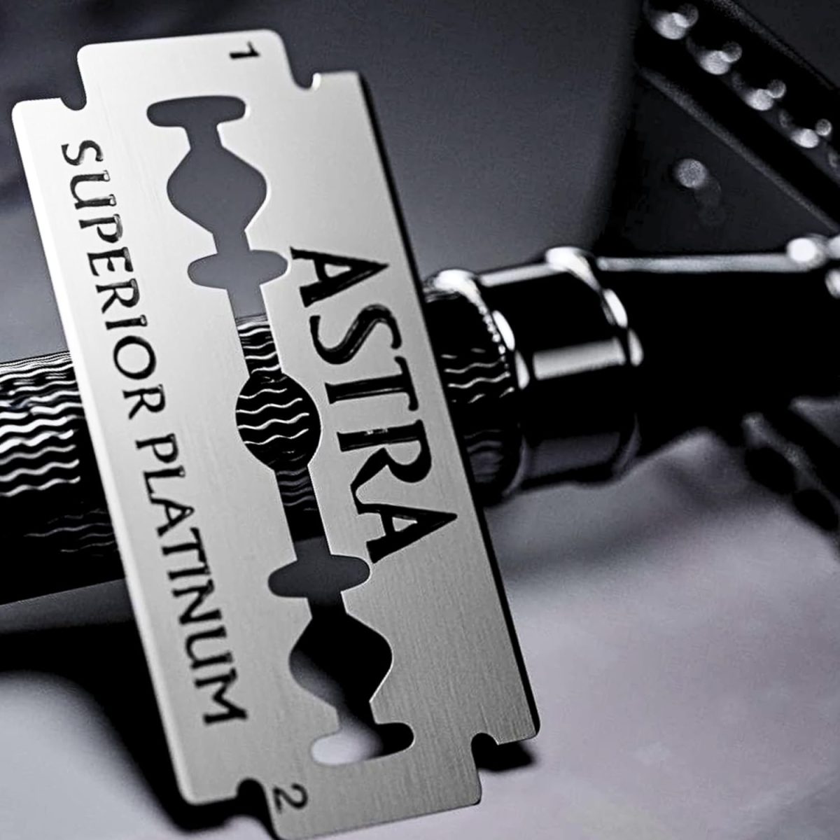 ⁦10 Astra Superior Platinum Double Edge Razor Blades For Professional Barbers And Traditional Shaving Enthusiasts⁩ - الصورة ⁦7⁩