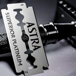 ⁦10 Astra Superior Platinum Double Edge Razor Blades For Professional Barbers And Traditional Shaving Enthusiasts⁩ - الصورة ⁦7⁩